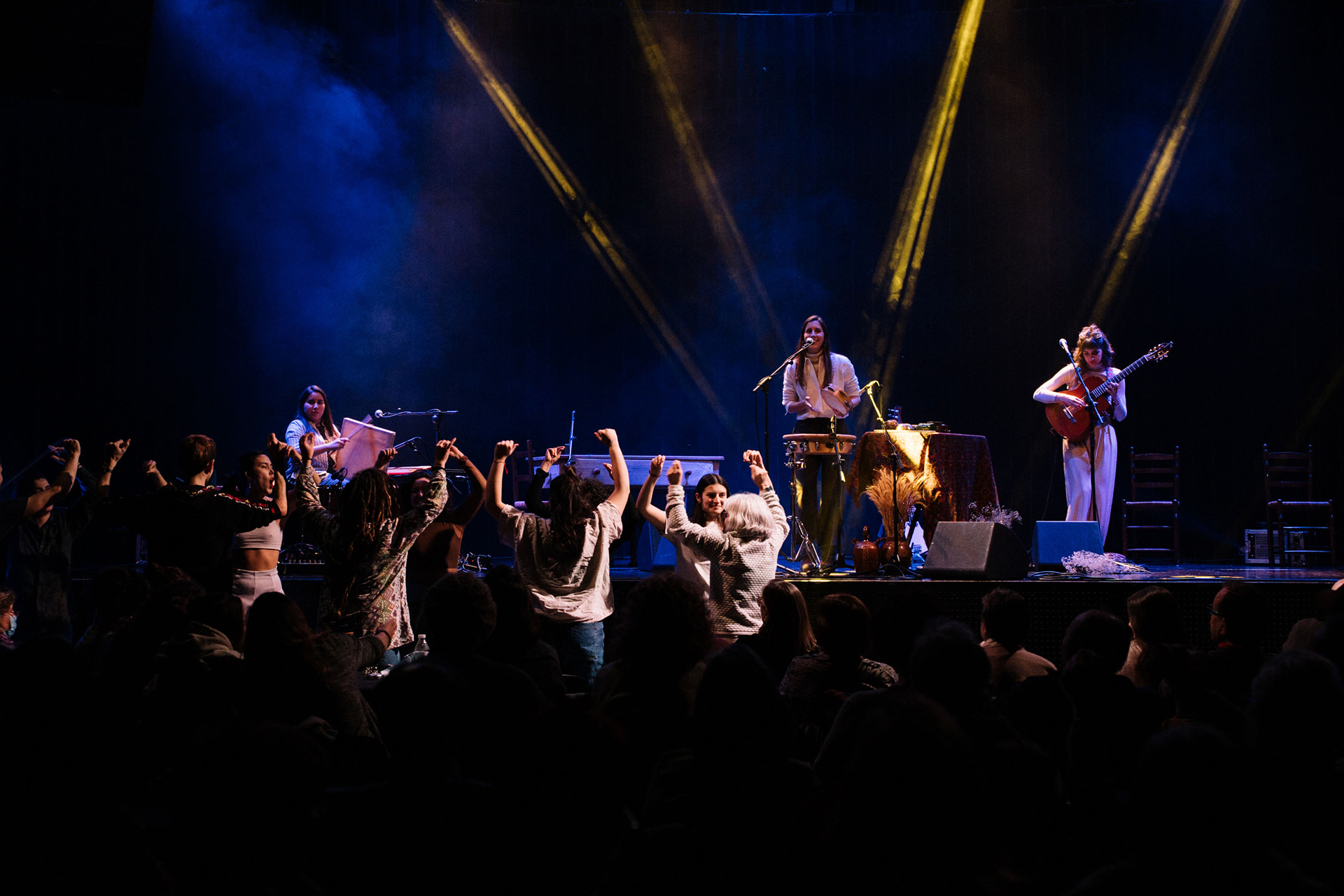 foto de ester vallejo tocando en un concierto y el publico bailando